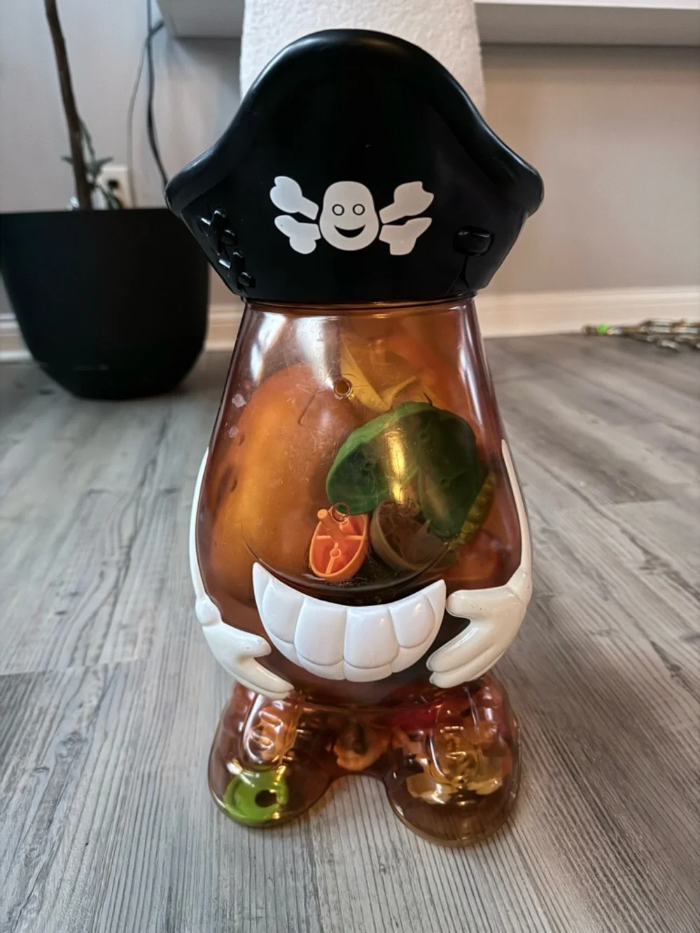 Pirate- Mr. Potato head storage container with lots of accessories